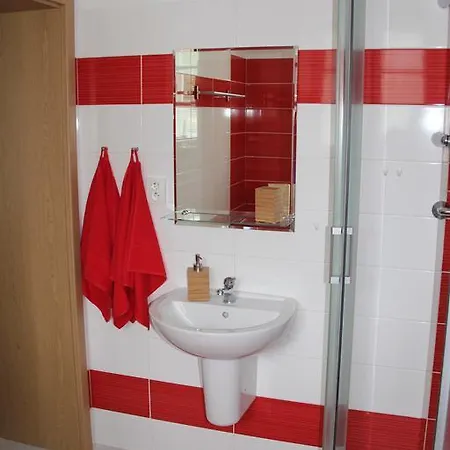 Comfortable Under The St. Barbara's Cathedral 쿤타호라