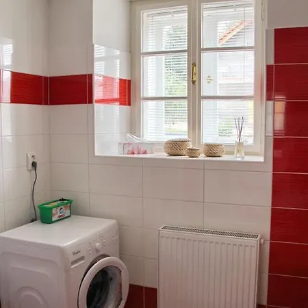 Comfortable Under The St. Barbara's Cathedral 아파트 쿤타호라