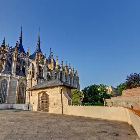 Comfortable Under The St. Barbara's Cathedral 아파트 쿤타호라