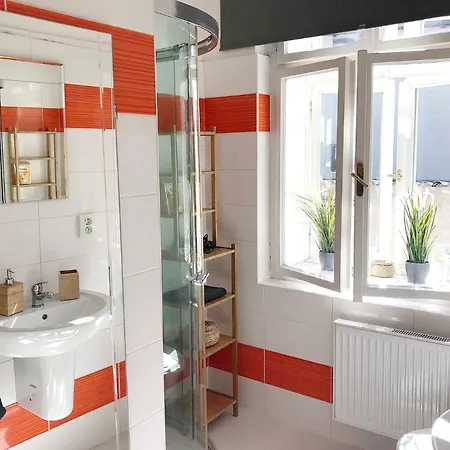 Comfortable Under The St. Barbara's Cathedral 쿤타호라