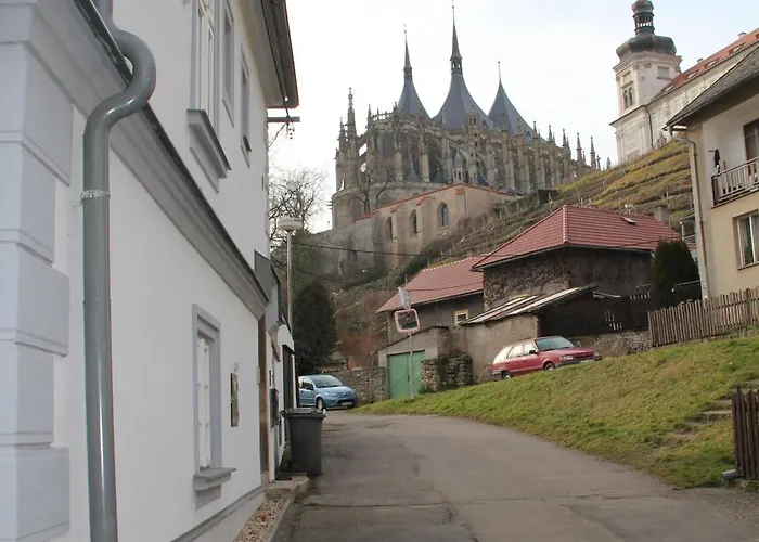 Comfortable Under The St. Barbara's Cathedral 库特纳霍拉